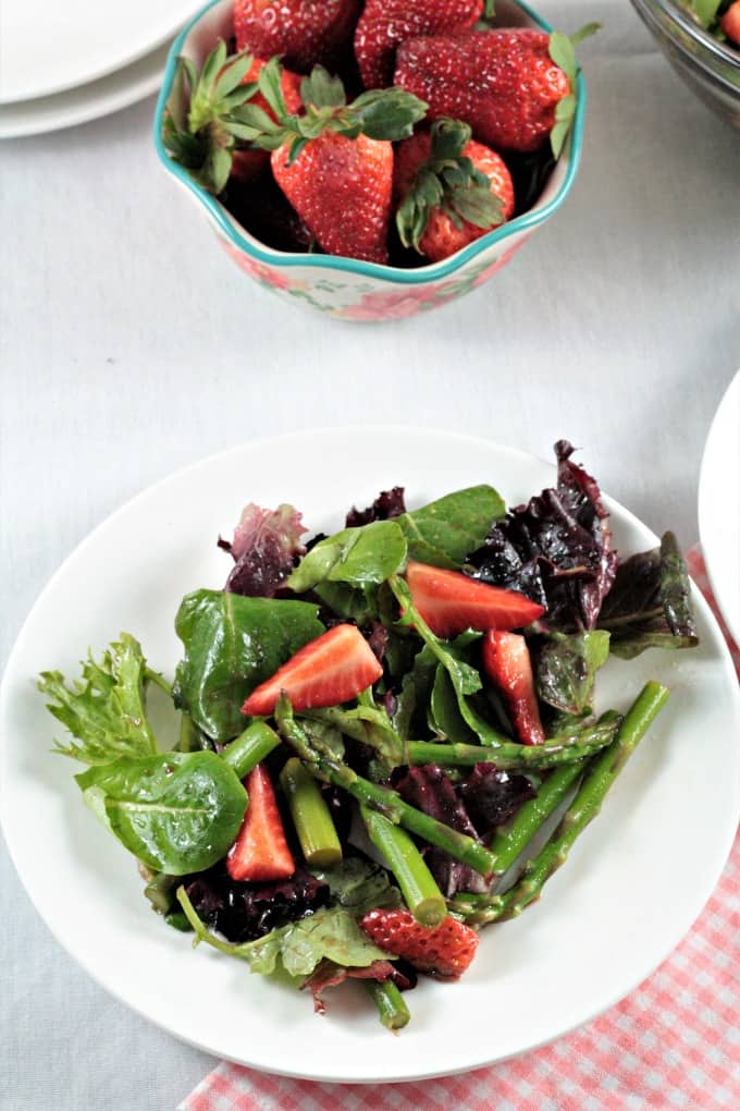 https://www.mindyscookingobsession.com/wp-content/uploads/2018/03/Asparagus-Strawberry-Mixed-Green-Salad-6-9272-680.jpg